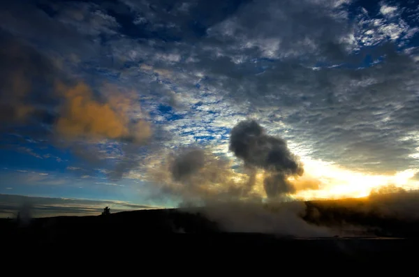 Vapor a subir da ventilação em Yellowstone — Fotografia de Stock