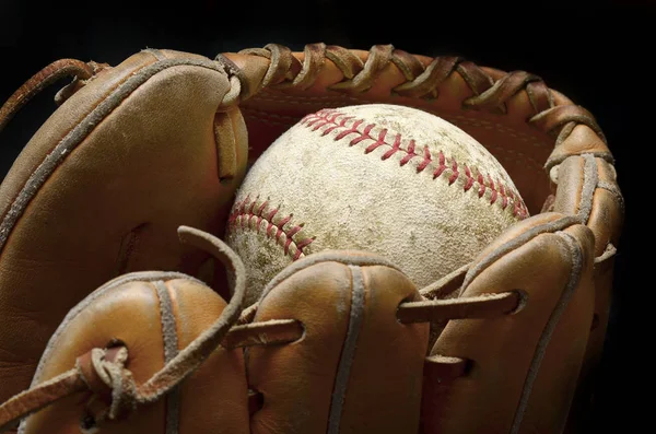 Μπέιζμπολ γάντι και μπάλα — Φωτογραφία Αρχείου