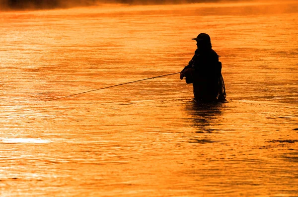 Silueta del Hombre Pesca con mosca en el río — Foto de Stock