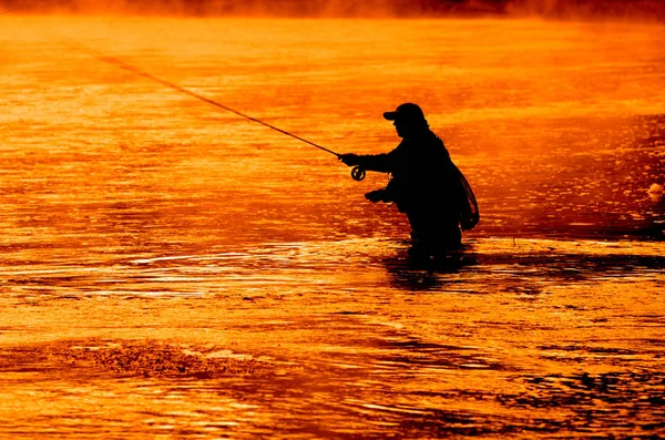 Silhouette de l'homme Flyfishing dans la rivière — Photo