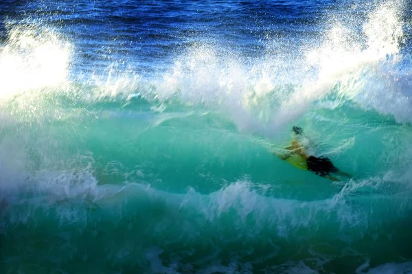 Natação em Ocean Surf e Ondas — Fotografia de Stock