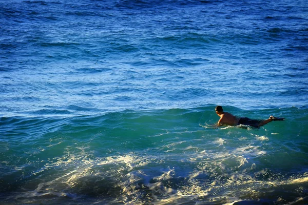 Nuoto nell'Oceano Surf e Onde — Foto Stock