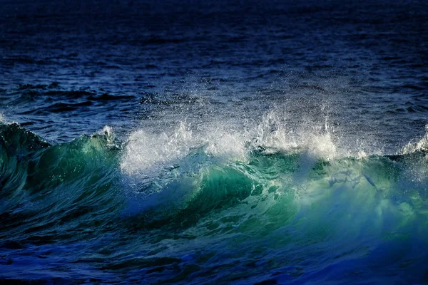 Зеленый и голубой океаны — стоковое фото