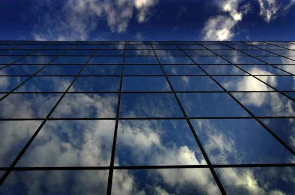 Edifício de vidro para negócios Reflexão do céu azul e nuvens — Fotografia de Stock