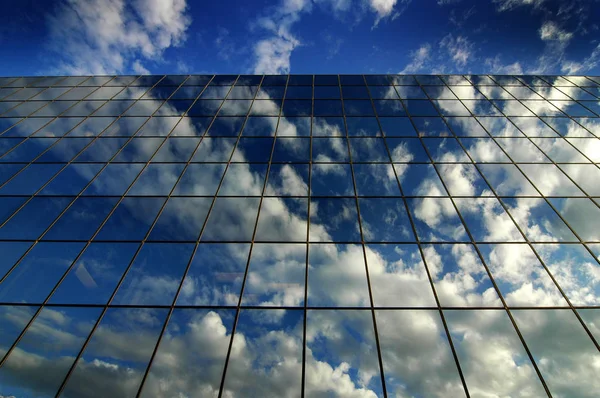 Glazen gebouw voor Business reflectie van de blauwe lucht en de wolken — Stockfoto