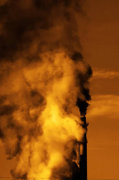 Usine cheminée cheminée cheminée fumée dans l'air — Photo