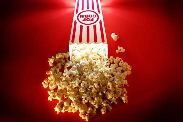 Popcorn aus dem Kino-Imbiss — Stockfoto