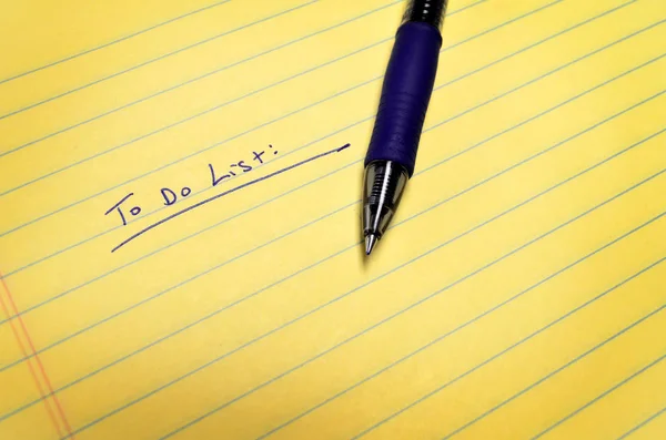 Liste de choses à faire sur papier avec stylo — Photo