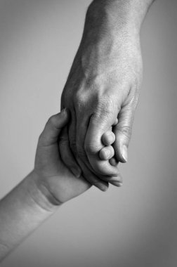 Yetişkin bir çocuk aile aşk elini tutarak