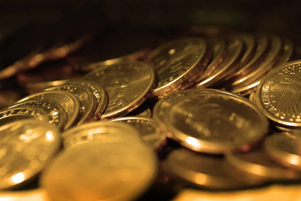 Goldmünzen in Stapeln und Haufen, die Reichtum und Reichtum repräsentieren — Stockfoto