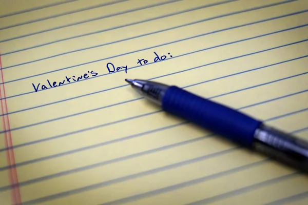 Defter kağıt üzerinde listelemek ve Sevgililer kalem — Stok fotoğraf