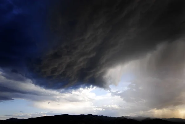 Gewitterwolken am Himmel viele Stürme — Stockfoto