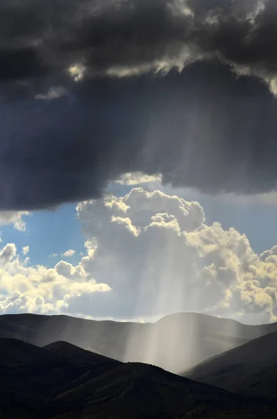 Rayos de sol en nubes y montañas — Foto de Stock