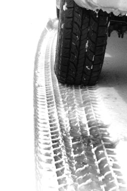 Kamyon lastiği ile karda yürümek için Emanet