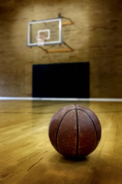 Basket su Ball Court per la concorrenza e lo sport — Foto Stock