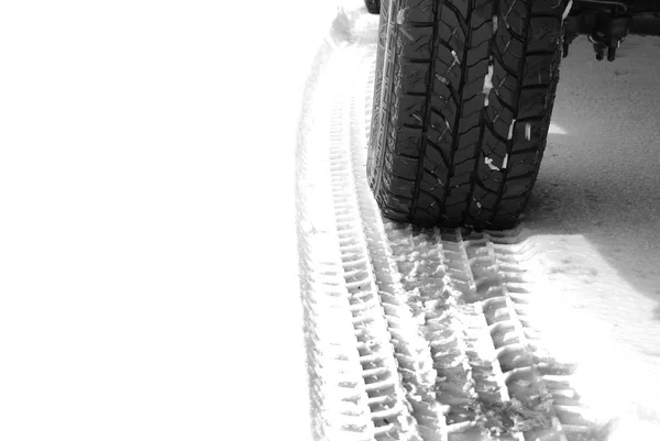 Neumático de camión en nieve con banda de rodadura para seguridad —  Fotos de Stock