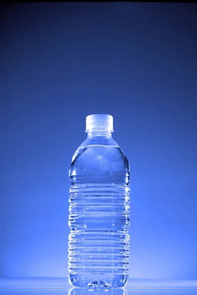 Vandflaske til forfriskende kølige drikkevarer - Stock-foto