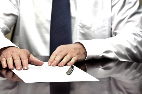 Επιχείρηση άνθρωπος επιχειρηματίας στο γραφείο με συμβόλαιο, καθιστώντας το χέρι Gestu — Φωτογραφία Αρχείου