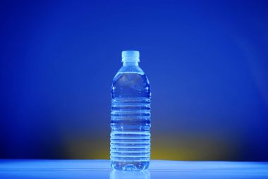 Soğuk içecekler yenilemek için su şişesi