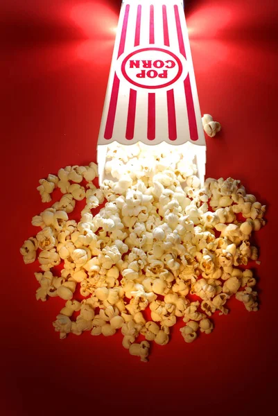 Popcorn aus dem Kino-Imbiss — Stockfoto