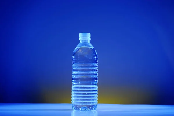 清新凉爽的饮料瓶水 — 图库照片