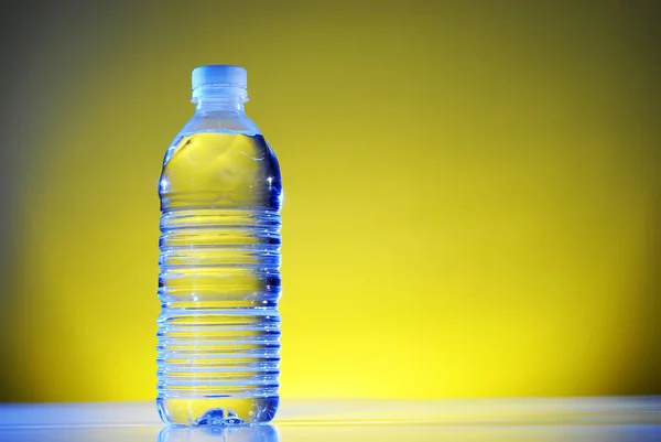 Vandflaske til forfriskende kølige drikkevarer - Stock-foto
