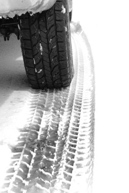 Kamyon lastiği ile karda yürümek için Emanet