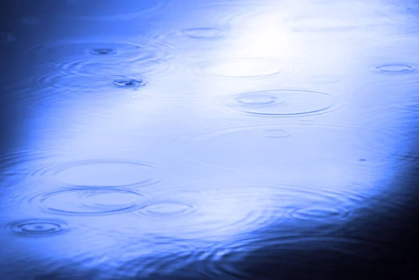 水滴和在暴风雨中的池塘里的涟漪 — 图库照片