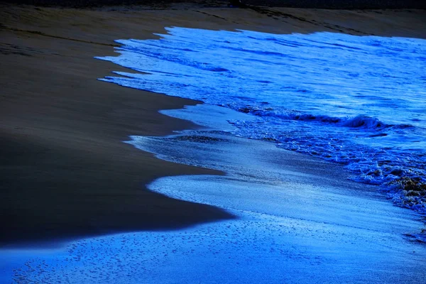 Saf mavi su ile temiz plaj kum üzerinde — Stok fotoğraf