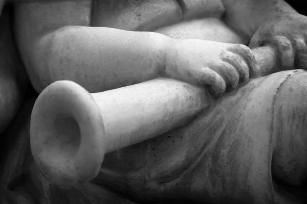 Cherub posąg dziecko młodych rękach marmuru rzeźbione — Zdjęcie stockowe