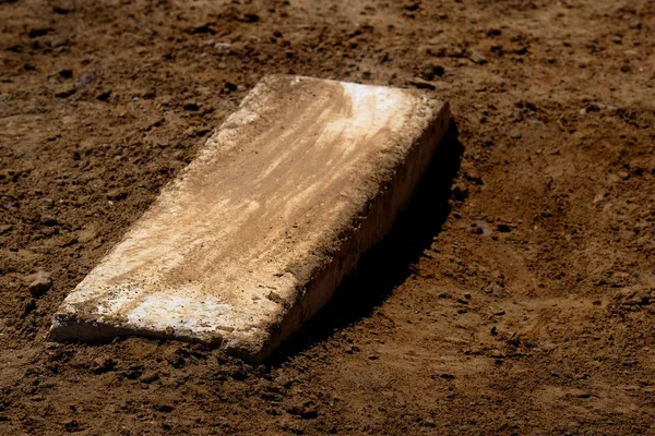 Worn Pitcher 's Mound com beisebol fresco — Fotografia de Stock