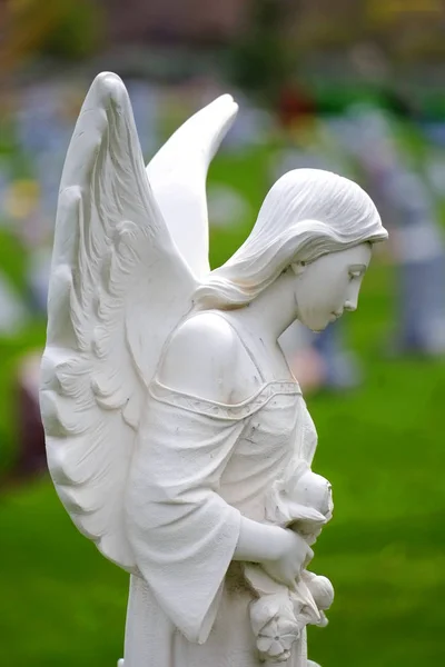 天使の彫刻が施された大理石の墓石 — ストック写真