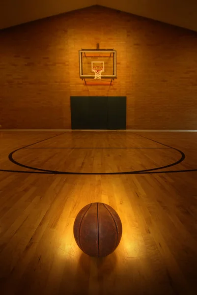 Cancha de Baloncesto y Aro Victoria y Éxito — Foto de Stock