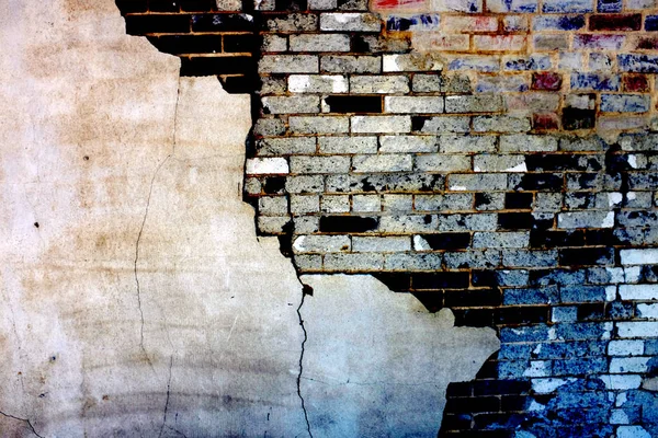 Antigua pared con ladrillos y yeso de estuco cayendo aparte textura — Foto de Stock