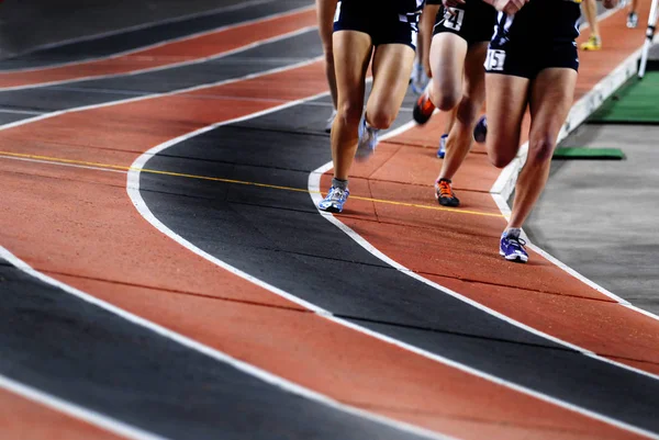 Correr una carrera en una competición deportiva de pista — Foto de Stock