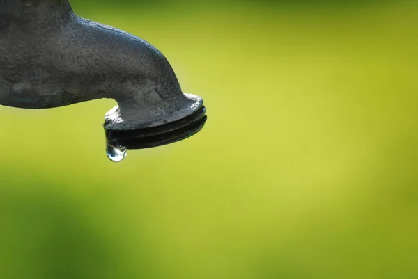 Robinet d'eau qui coule avec une fuite — Photo