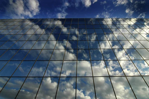Glass Building for Business Reflection of Blue Sky and Clouds — Stock Photo, Image