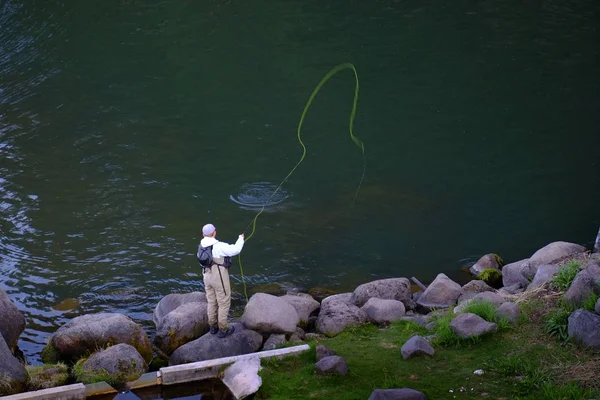 Persona pescando en el arroyo del río en el desierto para el deporte —  Fotos de Stock