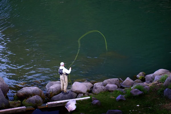 Pessoa que pesca no córrego do rio no deserto para o esporte — Fotografia de Stock