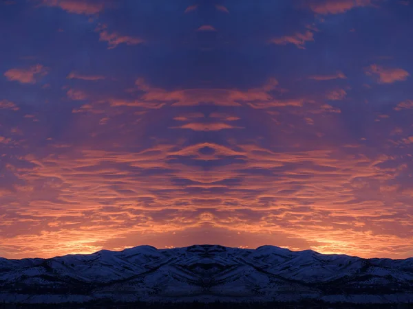 Puesta de sol con montañas en el cielo salvaje Nubes — Foto de Stock