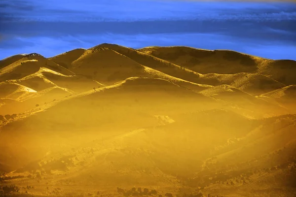 Berge neblig Sonnenlicht staubig — Stockfoto