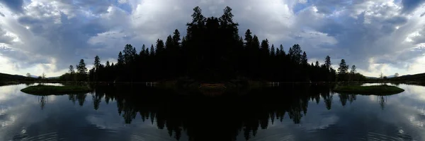 用松树镜像湖水 — 图库照片