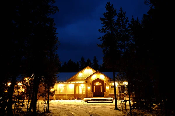 Natt tid stuga i skogen vildmarken lyser glödande värme — Stockfoto