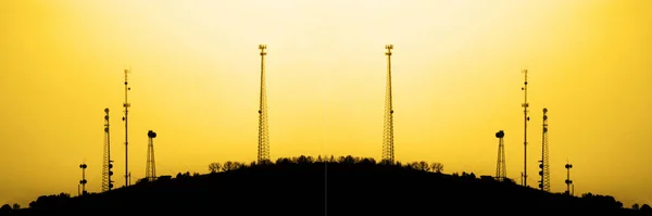 Torres de Rádio para Transmissão Sinais de Trasnmit TV Celular — Fotografia de Stock