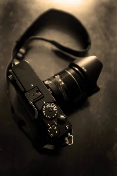 Старовинна ретро аналогова камера фотографія — стокове фото