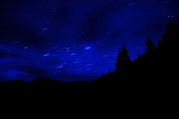 Star Trails in bos met bergen — Stockfoto