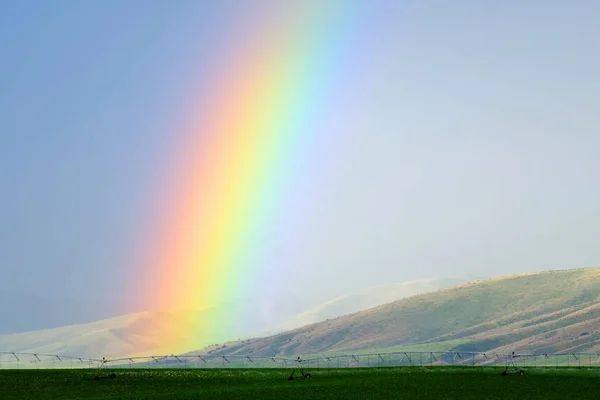 Montanhas e arco-íris na tempestade de chuva — Fotografia de Stock