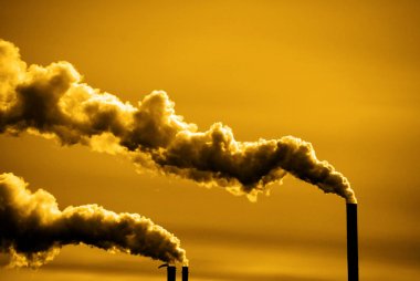 Fabrika veya elektrik santralinin bacalarından çıkan kirlilik ve duman