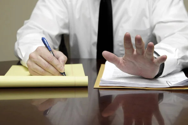 Junger Anwalt Anwalt am Schreibtisch Geschäftsmann Verhandlungen — Stockfoto