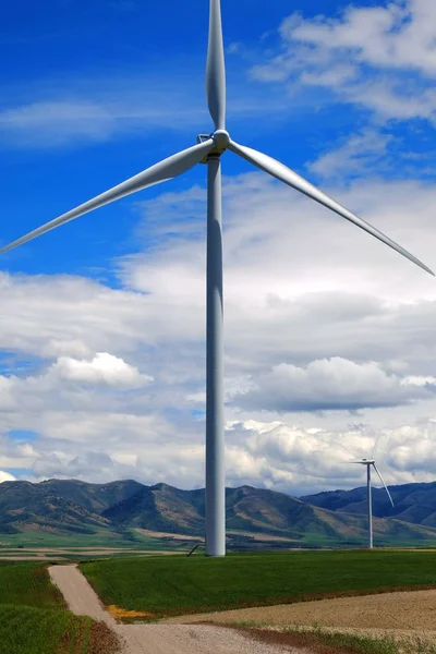 Windmill producerar el med blå himmel och moln — Stockfoto